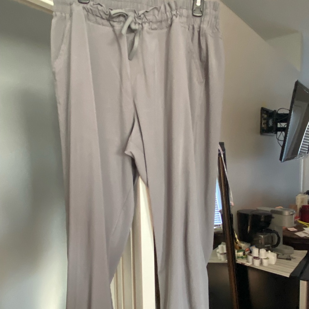 Cute and comfy! Gray ankle length silky joggers w/pockets Size M/L
